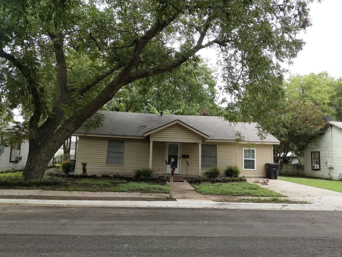 Primary Photo - 3/2 Near Downtown Cleburne!