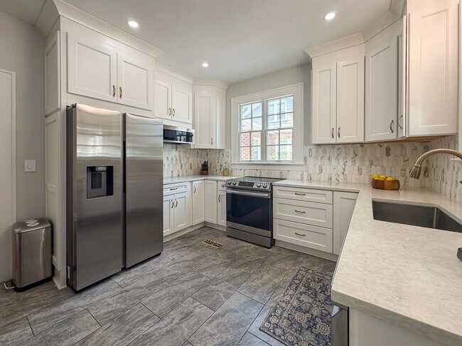 Foto del edificio - Luxury Historic Home Near UF | Fully Renovated 3BR/2BA with Private Yard & Premium Finishes