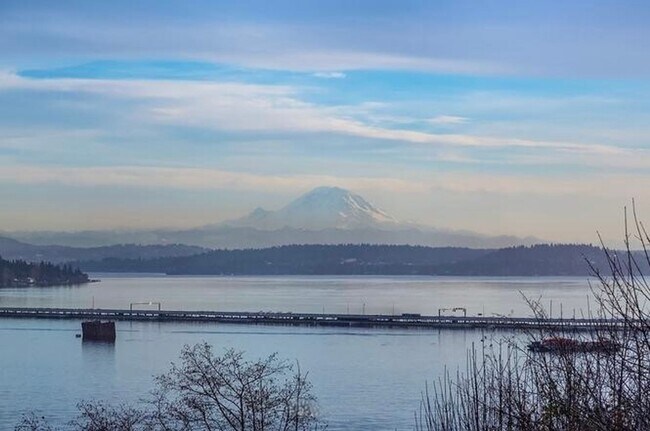 Building Photo - Laurelhurst View Home