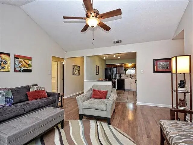 Foto del edificio - 814 Hill Wood Dr