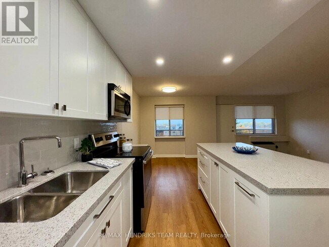 Photo du bâtiment - 608 Lake St