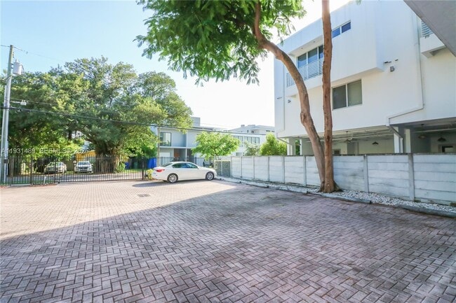 Building Photo - 2947 Coconut Ave