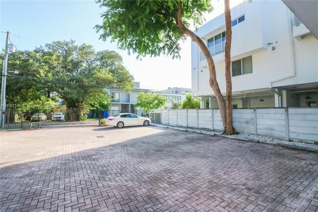 Foto del edificio - 2947 Coconut Ave