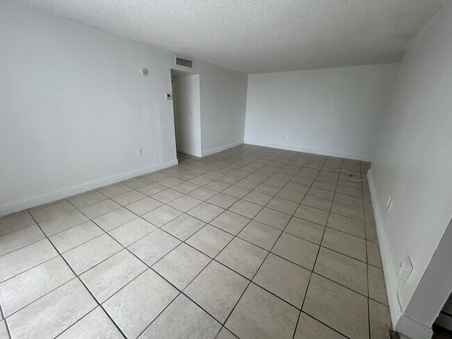 Foto del edificio - 488 NW 165th St