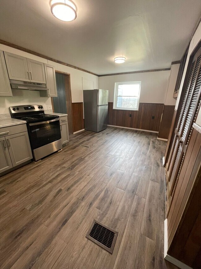 Building Photo - Updated Older Farmhouse in Waterford for R...