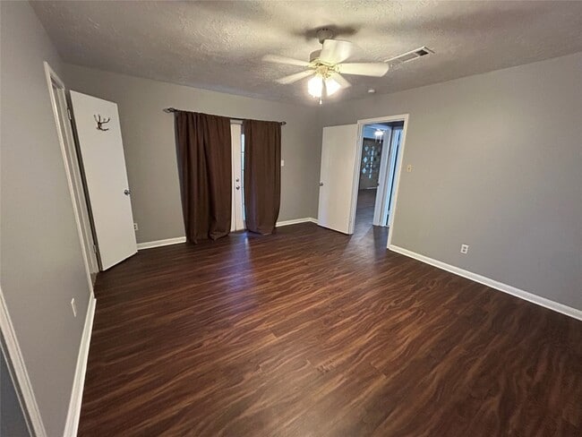 Building Photo - 132 Red Oak Ln