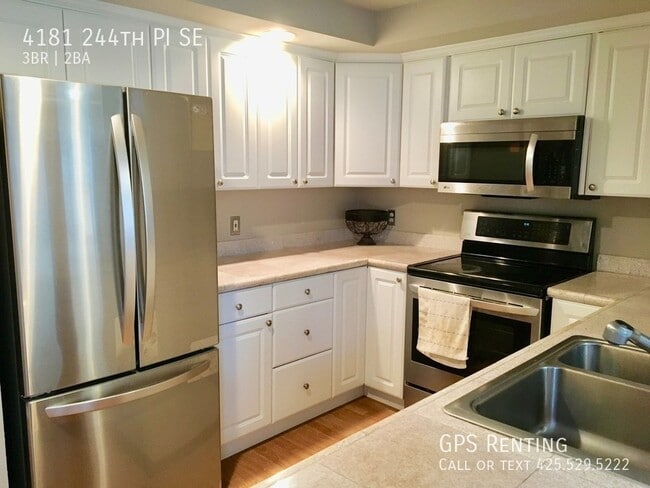 Building Photo - 3 Bedroom Townhome In Klahanie Community!