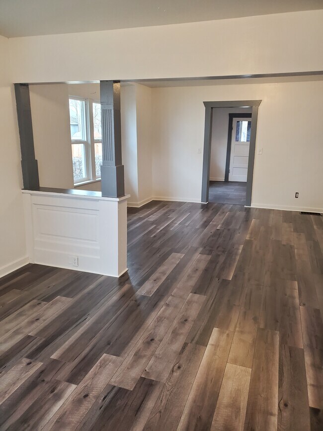 Building Photo - 1223 W Chelan Ave