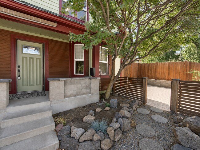 Foto del edificio - Heart of Bend Oasis: 3-Bedroom Home with Live-Edge Accents, New Carpet, and Fenced-In Parking