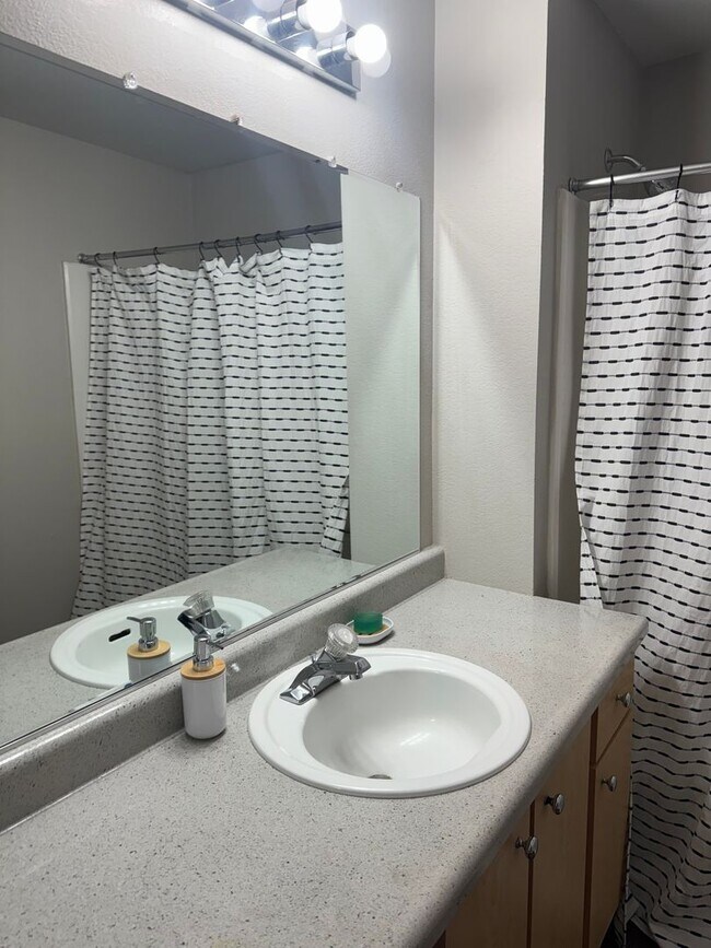 Foto del edificio - Life Just Got Better Come See For Yourself At Powell Court Apartments!!