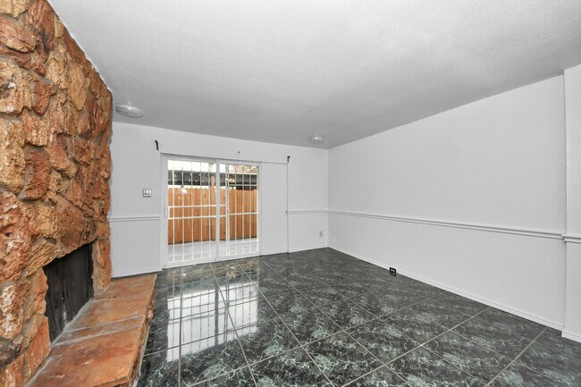 Foto del edificio - 7954 Grove Ridge Dr