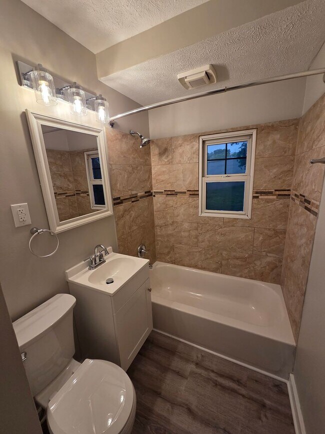 Building Photo - 3 bed, 2 bath, 1 car detached garage!