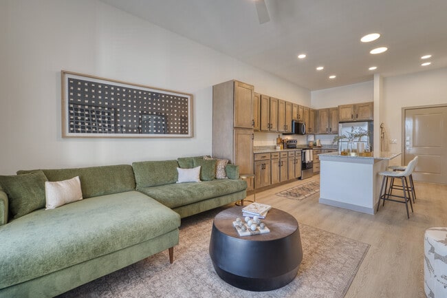 Espacio habitable de concepto abierto diseñado para una vida cotidiana cómoda en Residence at Pearsall Park. - Residences at Pearsall Park - A 55+ Community