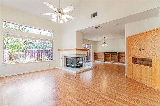 Building Photo - 210 Bellflower Dr
