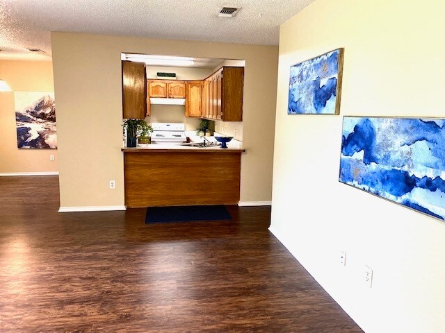 Building Photo - Spacious 1St floor 2 bedroom apartment ! w...