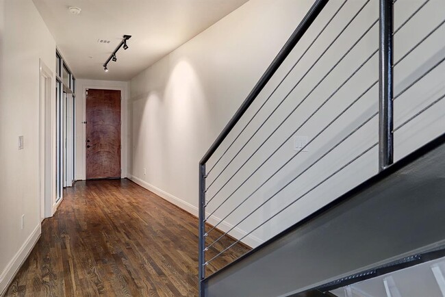 Building Photo - 1005 S Shepherd Dr