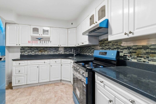 Foto del edificio - 40-83-83 Denman St