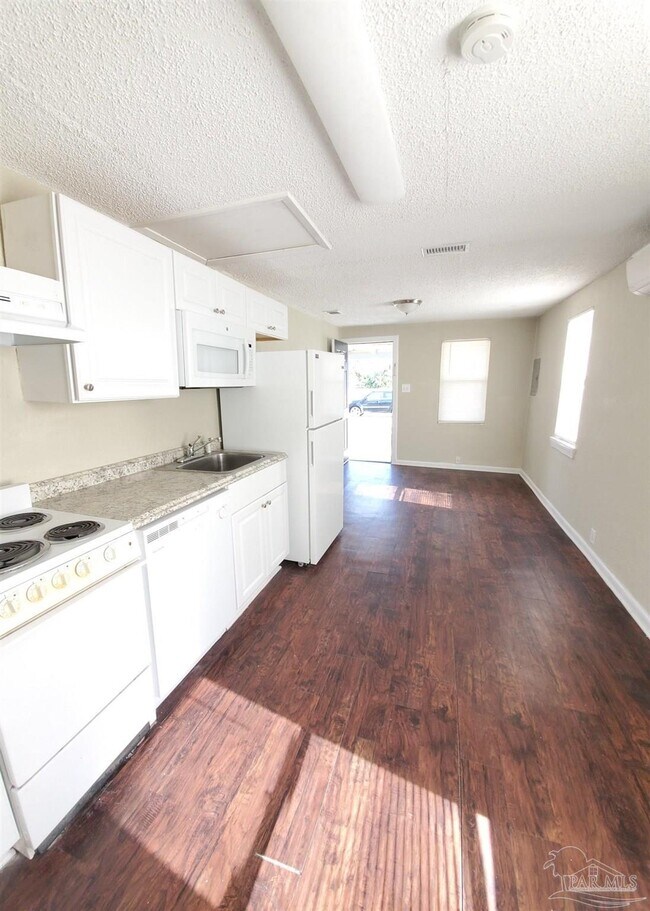 Foto del edificio - 1007 N J St