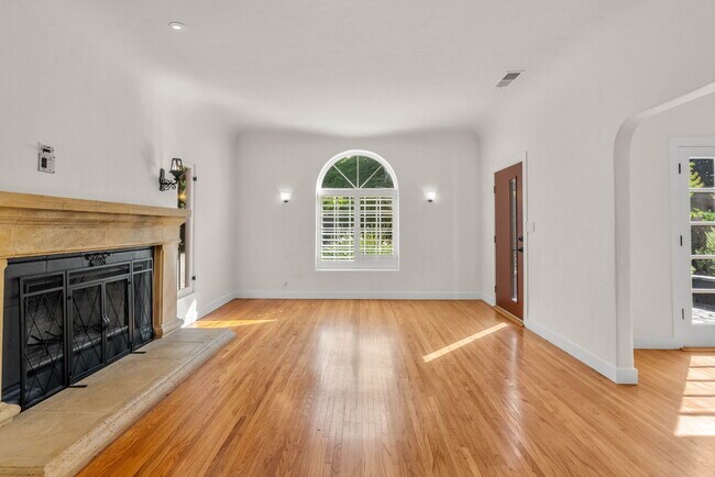 Building Photo - 2221 Walgrove Ave