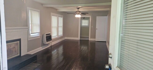 Building Photo - Cute & Comfortable Living in the Lookout M...