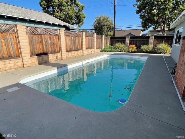Building Photo - 5 br, 2 bath House - 3050 Hayes Ave