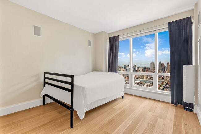 Building Photo - 350 W 42nd St
