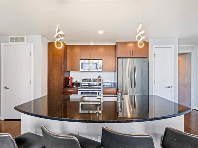 Foto del edificio - Luxury High Rise Condo Available 7/1/25