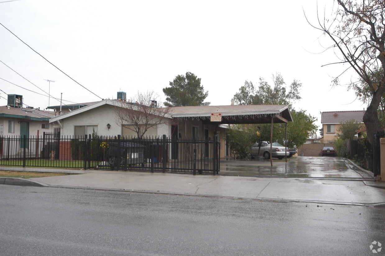 Foto principal - 9063-9071 Date St