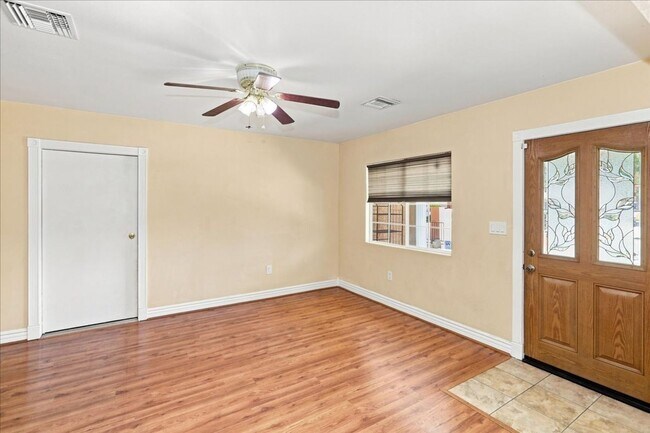Building Photo - Spacious Home, Generous Yard, Great Riverside Location