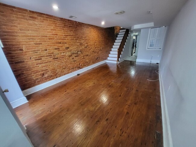 Building Photo - 2 Bedroom 2 Bath with Rooftop Deck!
