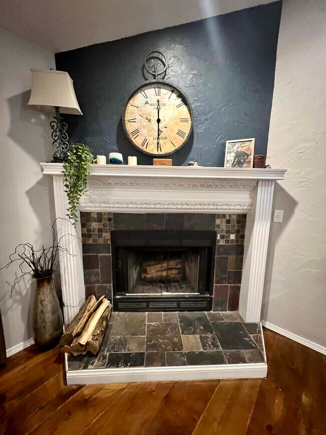 Foto del edificio - 703 Cedarwood Ct