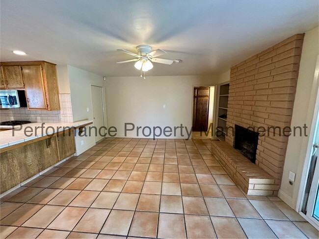 Foto del edificio - Cozy 3 Bed/2 Bath SW Bakersfield Home w/ P...