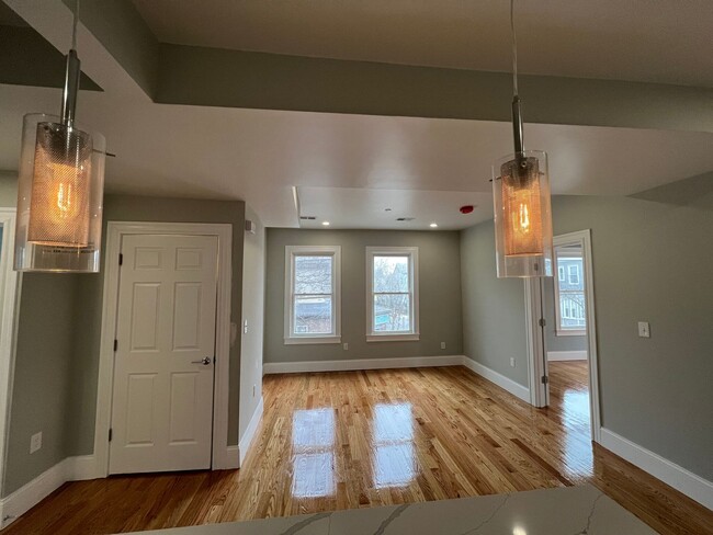 Foto del edificio - Large 2 Bedrooms Plus a Bonus Room. 2 Full...