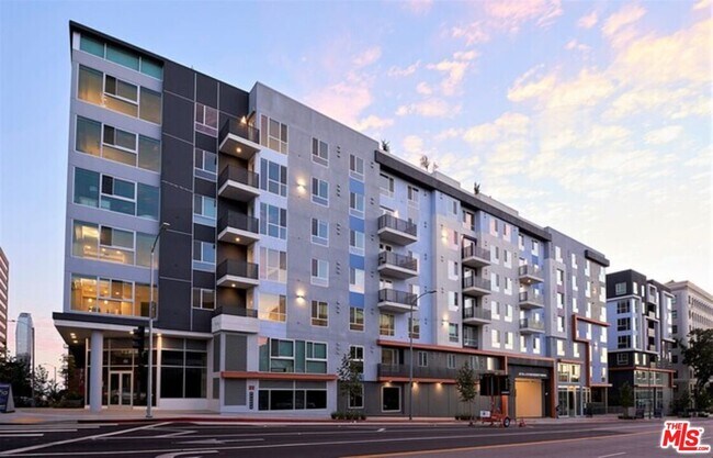 Building Photo - 1120 W 6th St