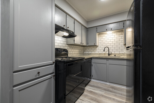 1BR/1BA, 600SF - Kitchen - Bentley Manor