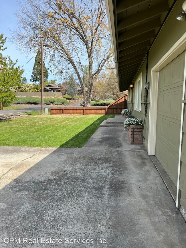 Building Photo - 3 br, 2 bath House - 689 S. Modoc Ave.