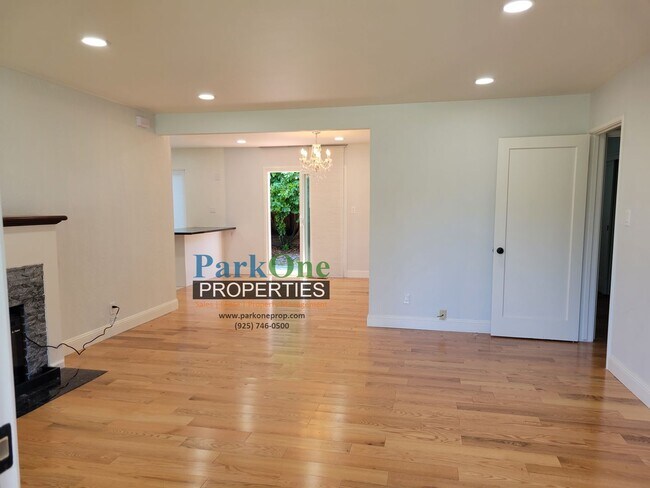 Foto del edificio - Stunning single level home in Walnut Creek's Parkmead Neighborhood