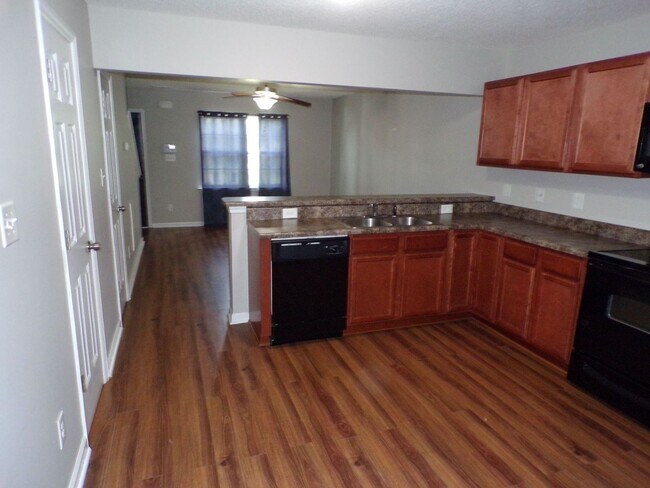 Foto del edificio - Two Bedroom Two and Half Bathroom End Unit...