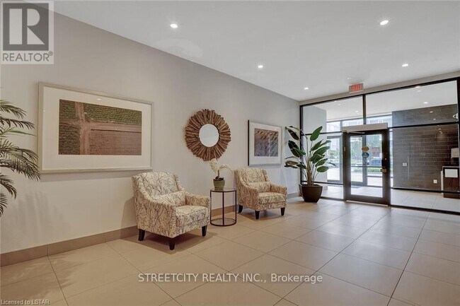 Photo du bâtiment - 240 Villagewalk Blvd