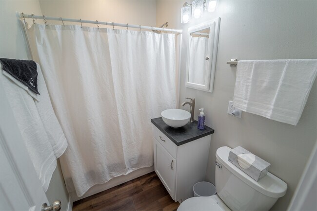 Bath - 953 Higgins Ave