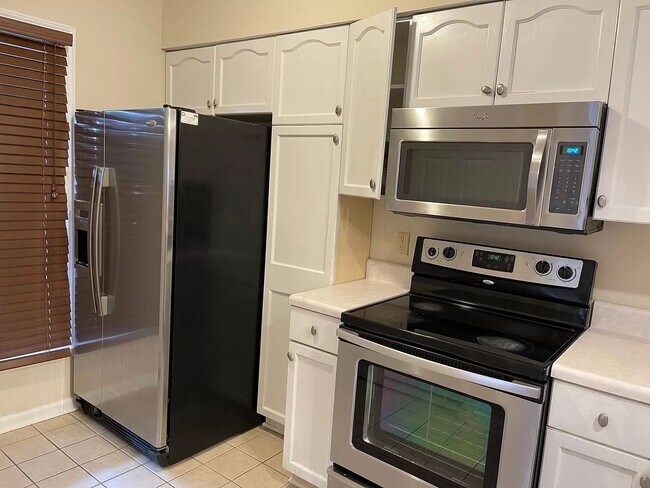 Foto del edificio - Room in 2 Bedroom Apartment at J M Keynes Dr