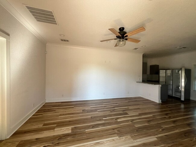 Building Photo - Cute 2/2 Duplex