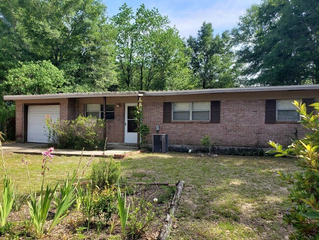 Foto del edificio - 3 bed 1 bath house with garage