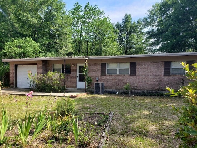Foto del edificio - 3 bed 2 bath house with garage