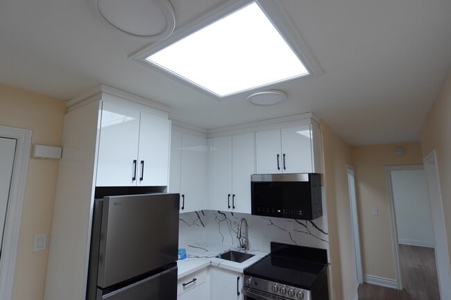 Building Photo - 3136 Lake Shore Blvd W