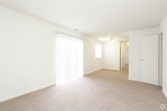 1 habitación - Sala de estar - Jamestowne Apartments