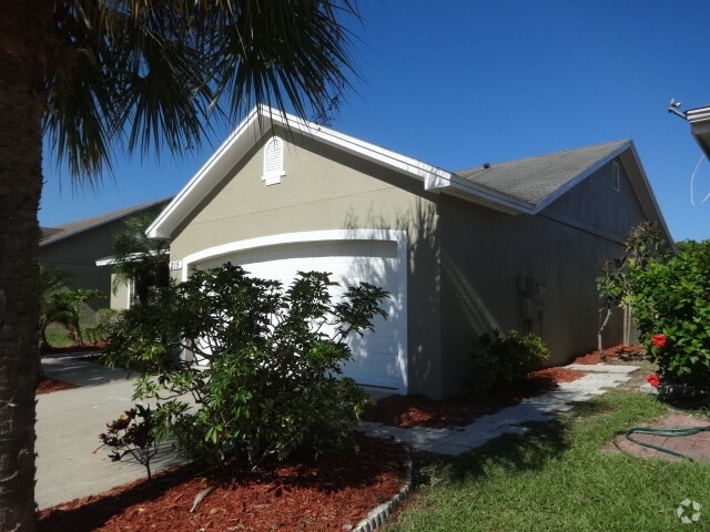 Building Photo - 215 Lookout Dr