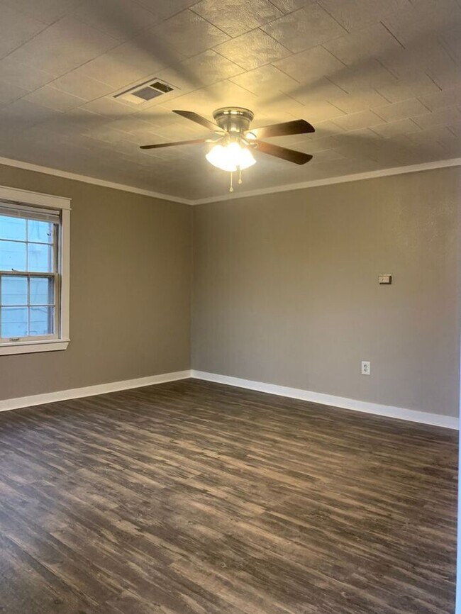 Building Photo - 1410 Watkins, 3bd/1bth Home, Great Neighbo...