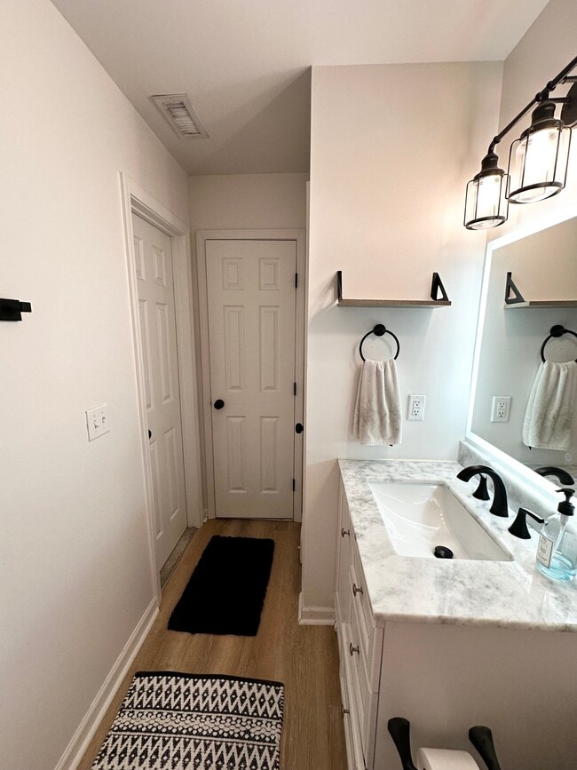 Building Photo - 4233 Sequoia Ct