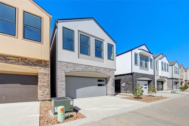 Building Photo - 2930 El Fenice Ln